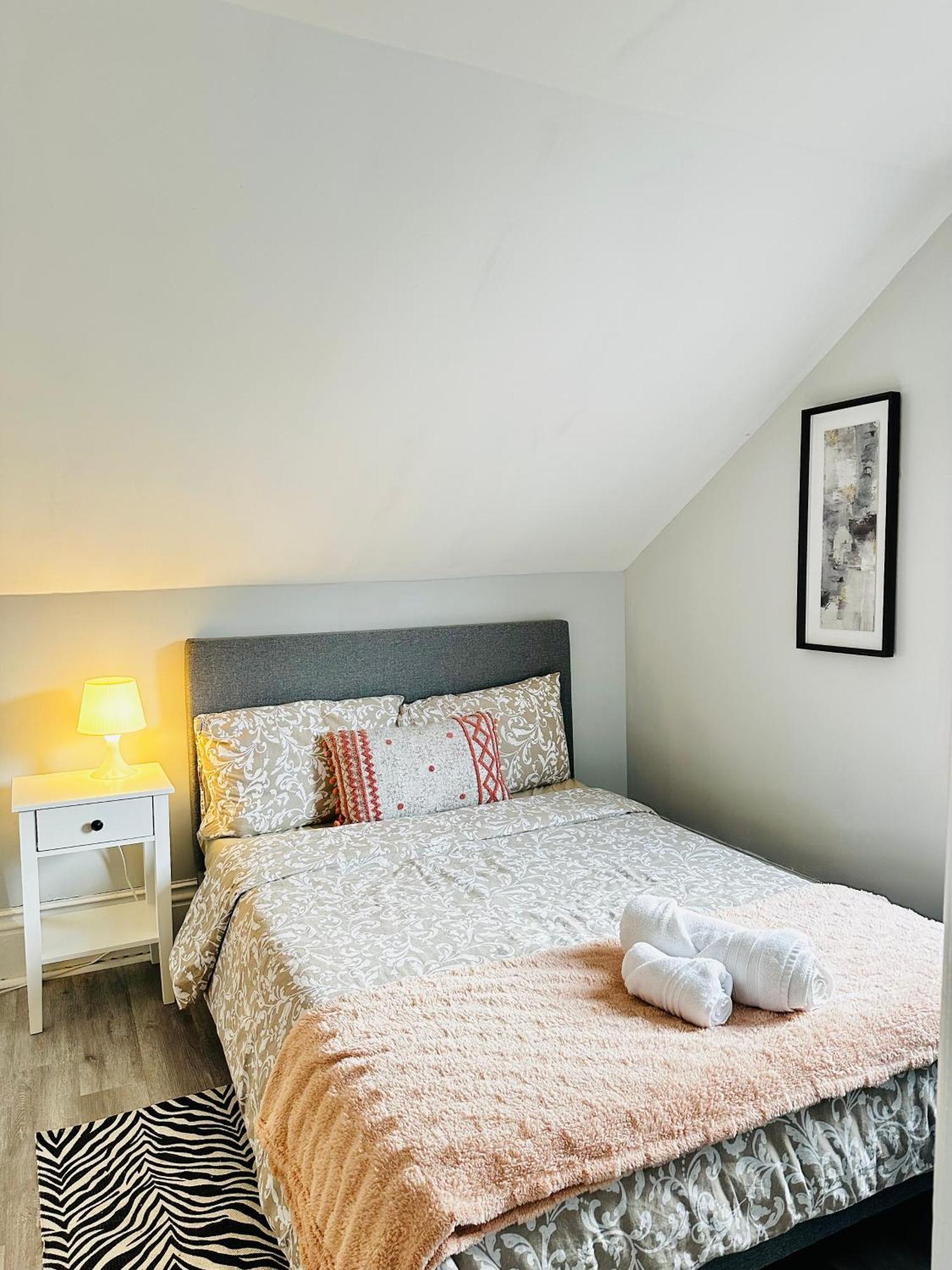 Апартаменты Cozy 2Br House Near Centre With Patio, Bbq, Backyard, And Netflix Питерборо Экстерьер фото