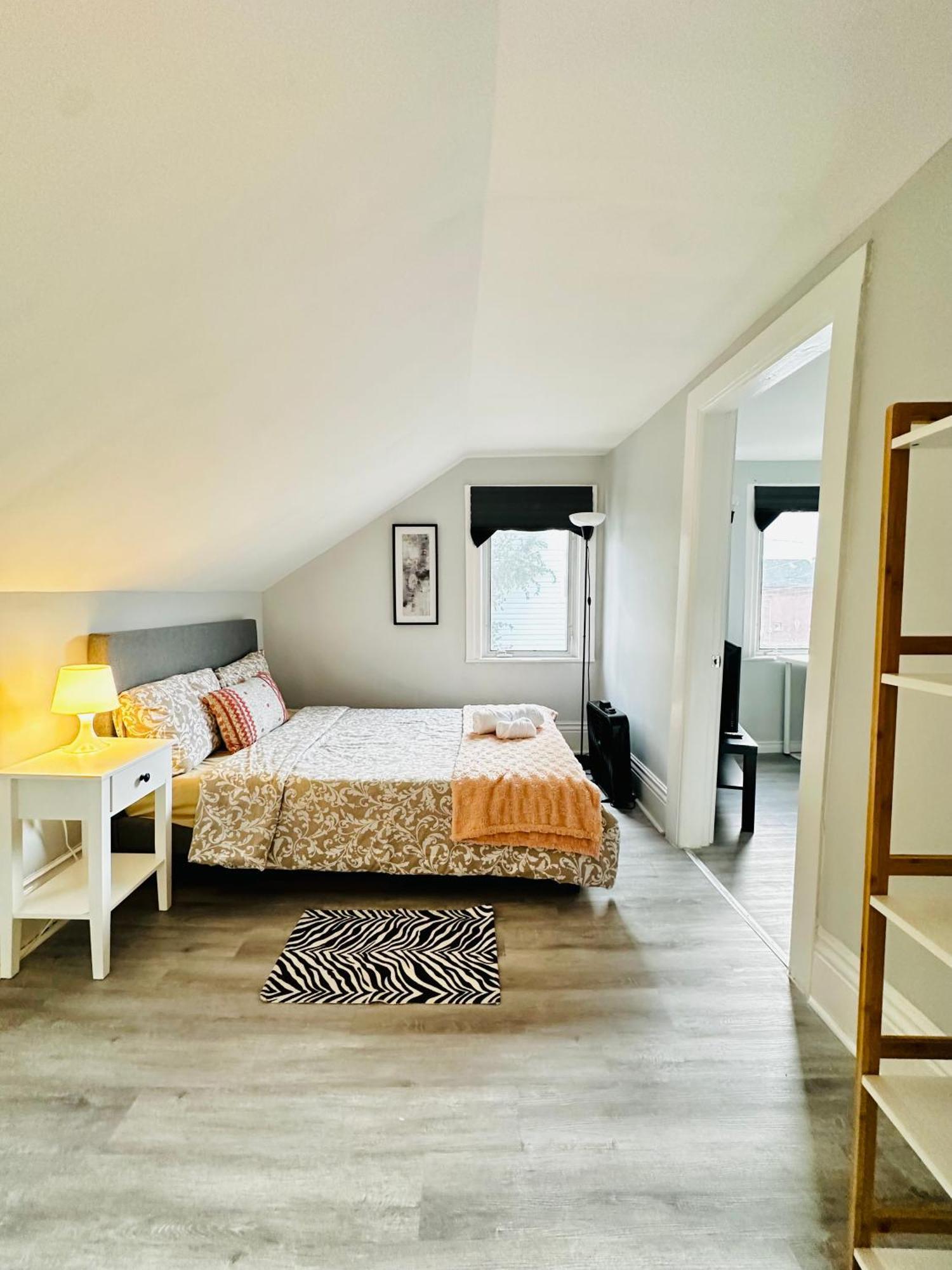 Апартаменты Cozy 2Br House Near Centre With Patio, Bbq, Backyard, And Netflix Питерборо Экстерьер фото