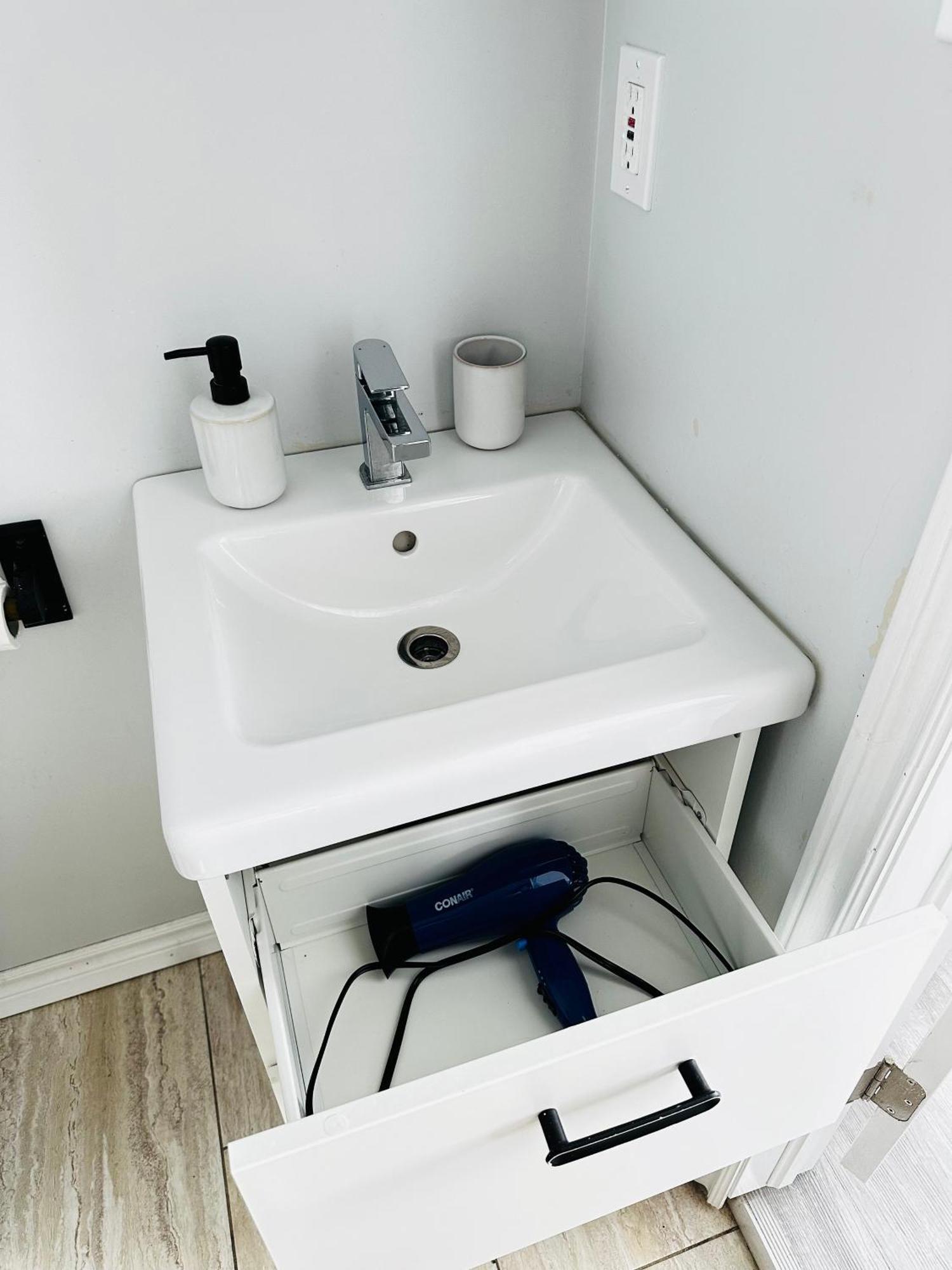 Апартаменты Cozy 2Br House Near Centre With Patio, Bbq, Backyard, And Netflix Питерборо Экстерьер фото